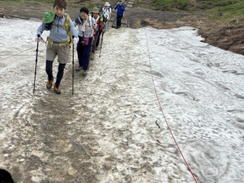八方池手前に、少し雪が残っていました。