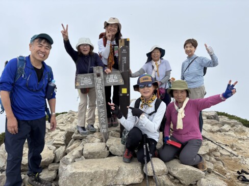 唐松岳山頂に到着!!標高2696m。周りは真っ白で眺望なし。