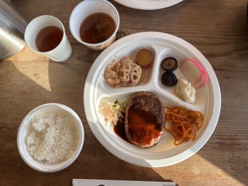 唐松岳頂上山荘の夕食。水が貴重なので、容器は使い捨てです。