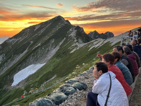 右手に夕焼け空と唐松岳、正面に剱岳と立山、左手に五竜岳を見ながら・・・