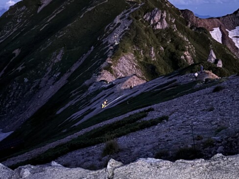 ご来光を見に山頂を目指す人たちのヘッドランプの光が見えます。