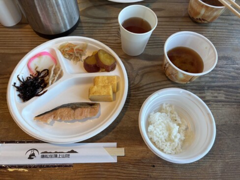 山小屋の朝ご飯。味噌汁は必ず飲んでね。