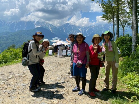 後ろに見えますのが、白馬です。山頂付近はガスってます。