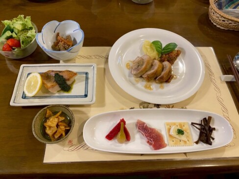 ロッジの夕食は、おしゃれでした。ワインが飲みたい気分。