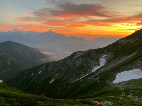夕食後、ガスが晴れて剱岳や立山が顔を出してくれました。
