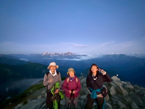 ご来光を楽しみに、再び山頂へ。