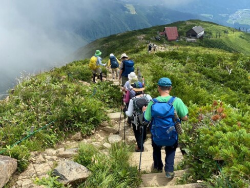 八方池山荘が見えてきました。こちらのルートは、なかなか急でした。