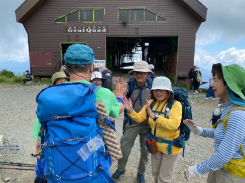 予定通りのタイムで無事下山。みんなでハイタッチ。