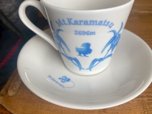 山荘の2階にある喫茶『メレーズ』。コーヒーは、注文を受けてからドリップ。ビールのグラスは、キンキン。