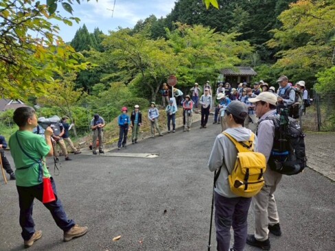 はじめの会。会長より、行程について説明中。