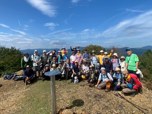 山の会と公開ハイク参加者で記念撮影。
