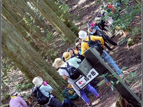 登りの列の最後尾の方々。