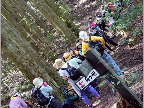 登りの列の最後尾の方々。