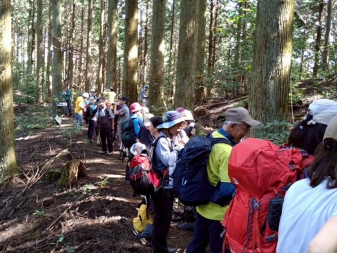 烏ケ岳との分岐付近で、2回目の休憩。列が長くて、足場の悪い方はごめんなさい(_ _)