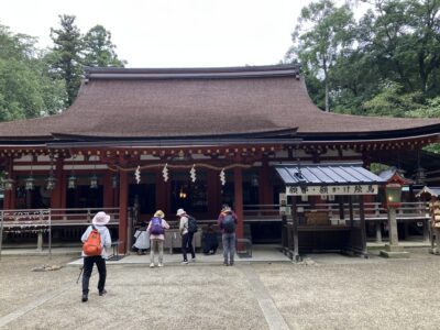 広大な境内に堂々と佇む石上神宮の拝殿