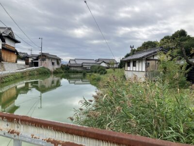 人家近くにある古墳とその周りにある濠