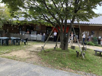 長岳寺トレイルセンタ―。多くの人が休憩、食事を摂っていました。