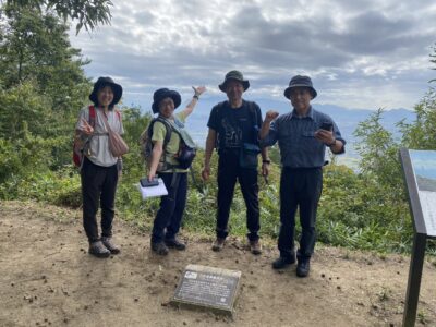 長岳寺登山口から、およそ1時間35分で山頂へ。30℃近くになった気温の中、ほぼノンストップで登りました。