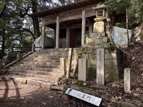 火災に遭ったとき唯一焼けずに残った仁王門。このあたりから階段攻めに遭います。