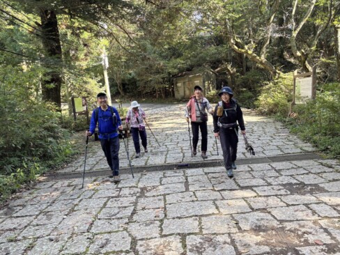 さあ下山です。天狗道から稲妻坂へと下ります。