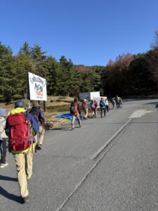 各会でまとまって歩きます。青空の下、スタート。