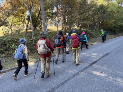 しばらくは舗装路を歩き、ここから登山道に入ります。