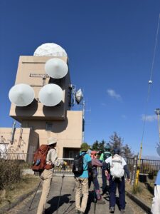 この柵を越えて進めば山頂です。