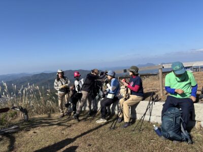 山頂は360度のパノラマ🗻後ろの方に、多紀アルプスが見えています。