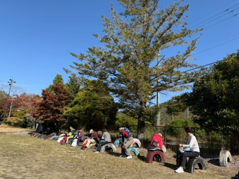 「あかまつの丘 西本梅」で昼食。タイヤの遊具、懐かしい。