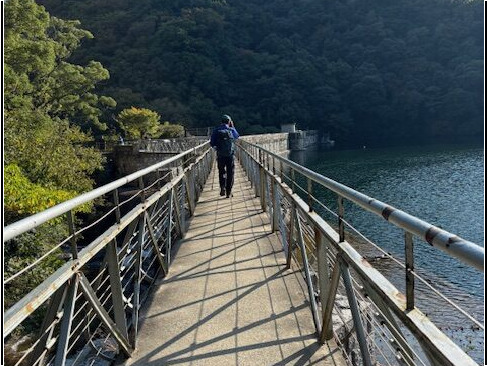 五本松堰堤に続く橋を進むとテーブルとベンチがある広場に出ます。