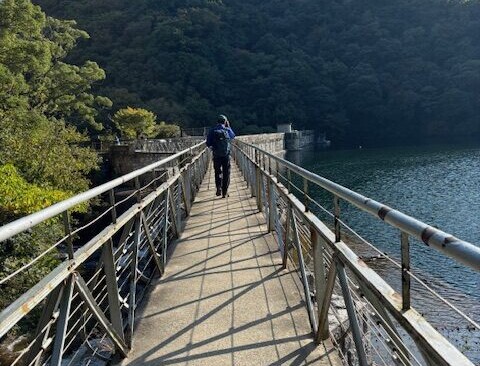 五本松堰堤に続く橋を進むとテーブルとベンチがある広場に出ます。