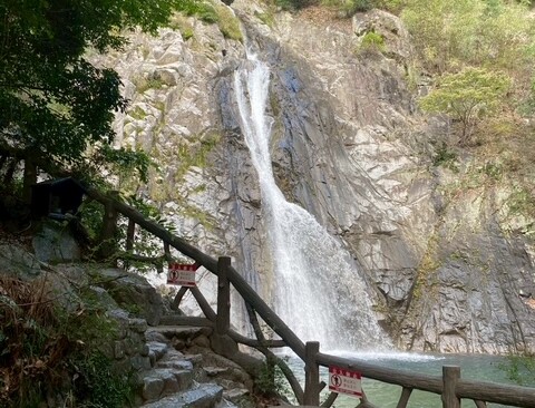 一つ目の滝は雄滝。水量も十分で迫力があります。