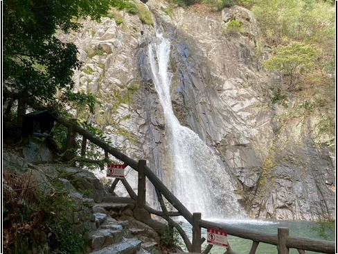 一つ目の滝は雄滝。水量も十分で迫力があります。