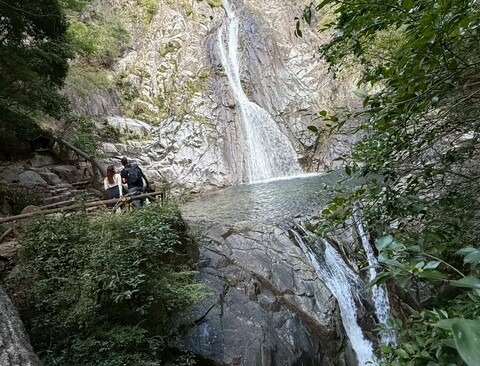 上が雄滝。下が夫婦滝。