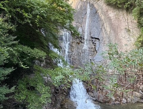 五本松のかくれ滝。ダムがオーバーフローしたときだけ流れる滝だそうな。