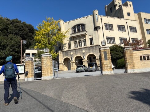 神戸高校のおしゃれな校舎を見ながら、坂道を上ります。