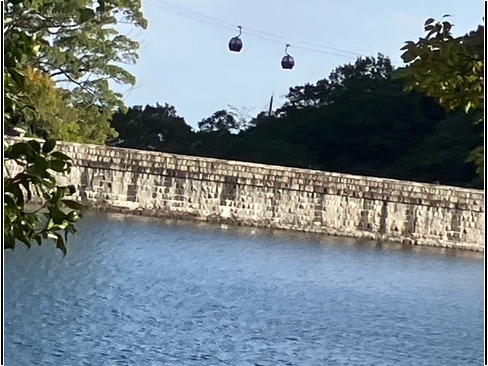 堰堤の向こうにハーブ園に向かうロープウェイが見えます。