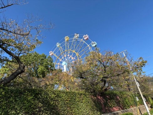 スタートは、王子公園駅。かわいい観覧車・・・乗ってみたいけど、先を急ぎます。