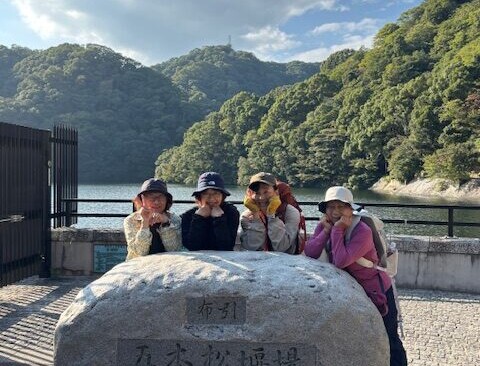 布引貯水池をバックに。