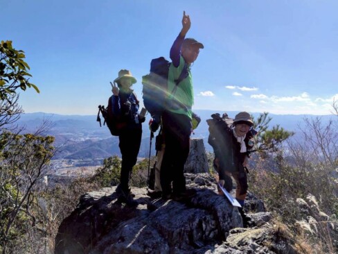 岩を見ると登りたくなります。