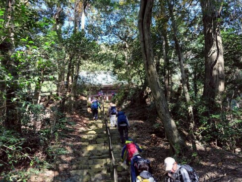 この階段を上がると虚空蔵堂です。