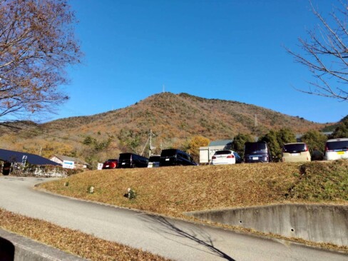 丹波古釜館やショップなどのある「立杭陶の郷」から見る虚空蔵山。