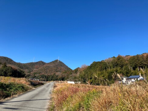 田園風景の向こうにこれから歩くお山が見えています。そして、青空(*^_^*)