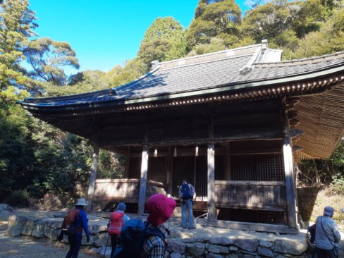 中腹にある虚空蔵堂に到着。この先の急登にそなえて、一休み。