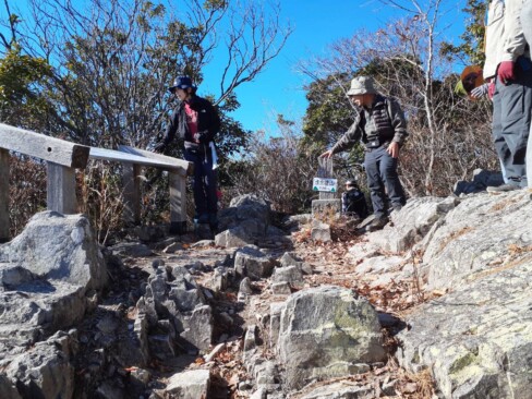 展望図が設置されている虚空蔵山山頂。標高592m。