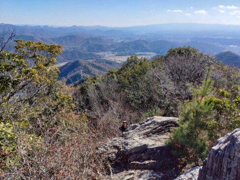 山頂付近の岩場から、遠くに播磨平野が見えます。