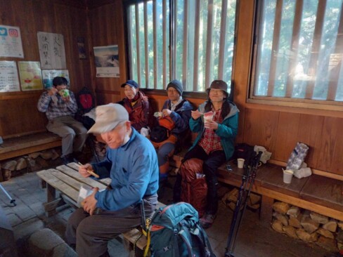 社務所前の休憩所をお借りして、昼食タイム。