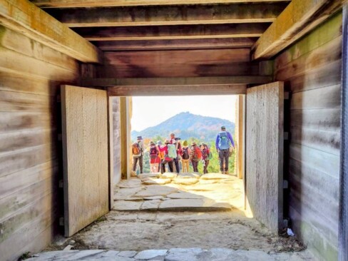 ここをくぐると素晴らしい景色が広がっています。