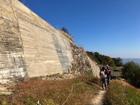 西門をくぐると、昔ながらの工法で復元された版築土塁があります