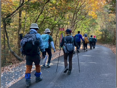 下りは舗装路歩き。紅葉がいいねーーー(^v^)k